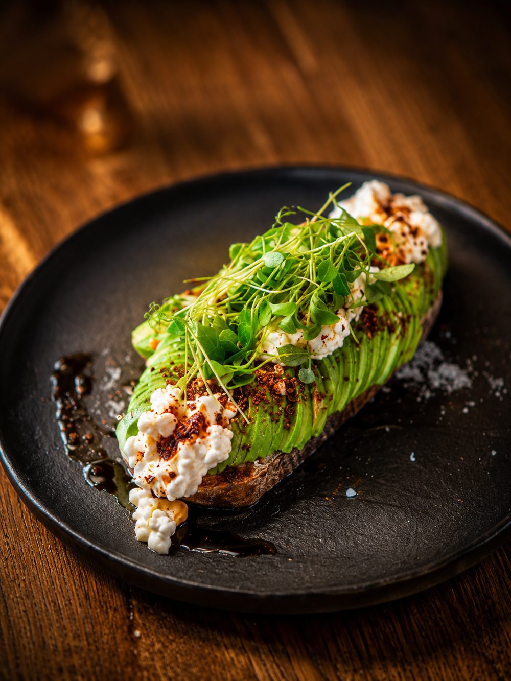 Avocado Toast mit Hüttenkäse, Kresse und Chiliflocken
