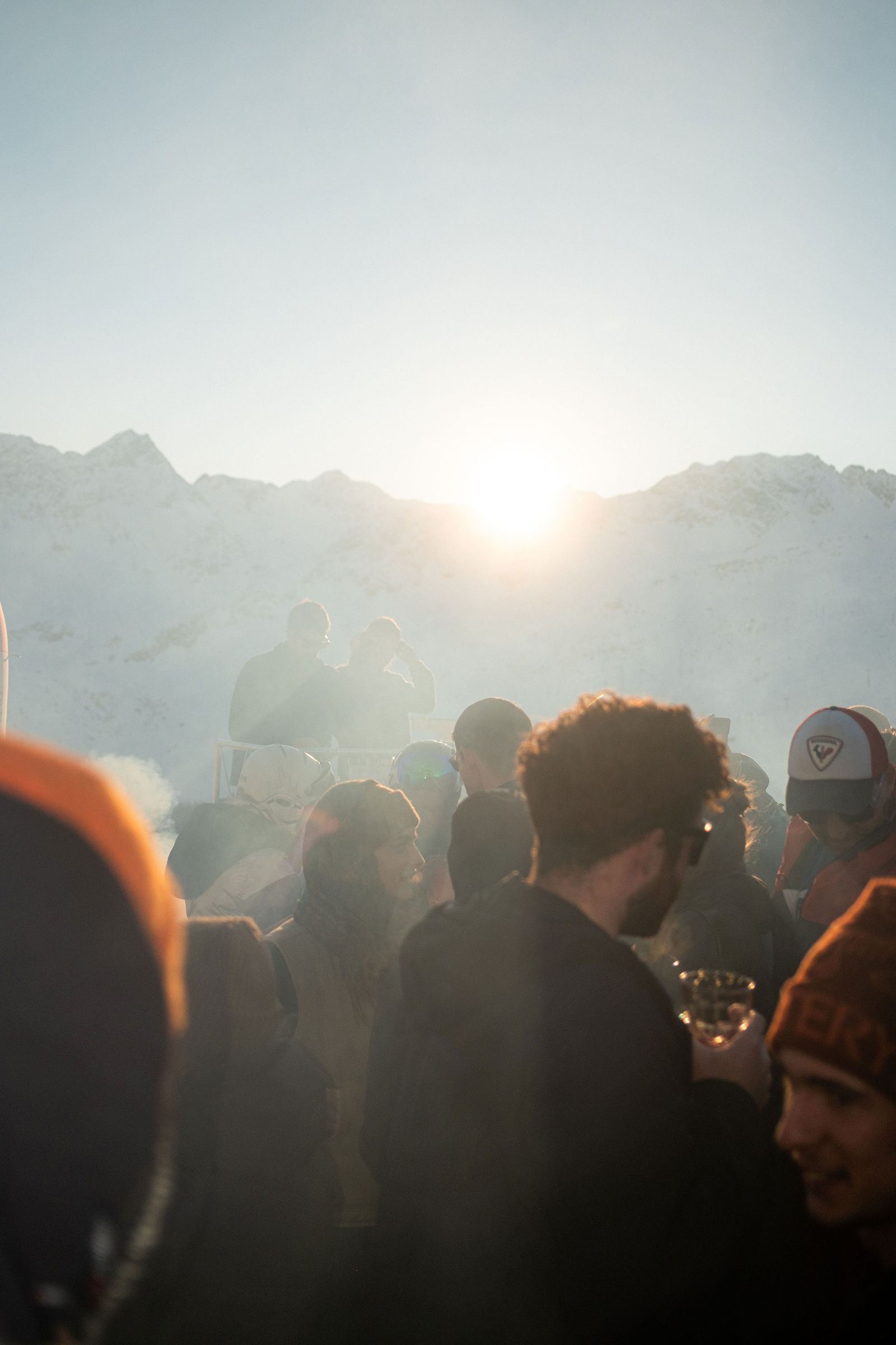 Feiernde Menge im Gegenlicht