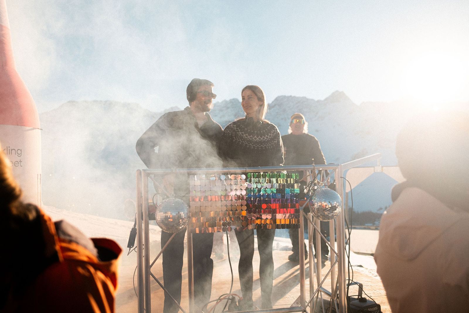 DJ-Set auf der Terrasse vor den Bergen