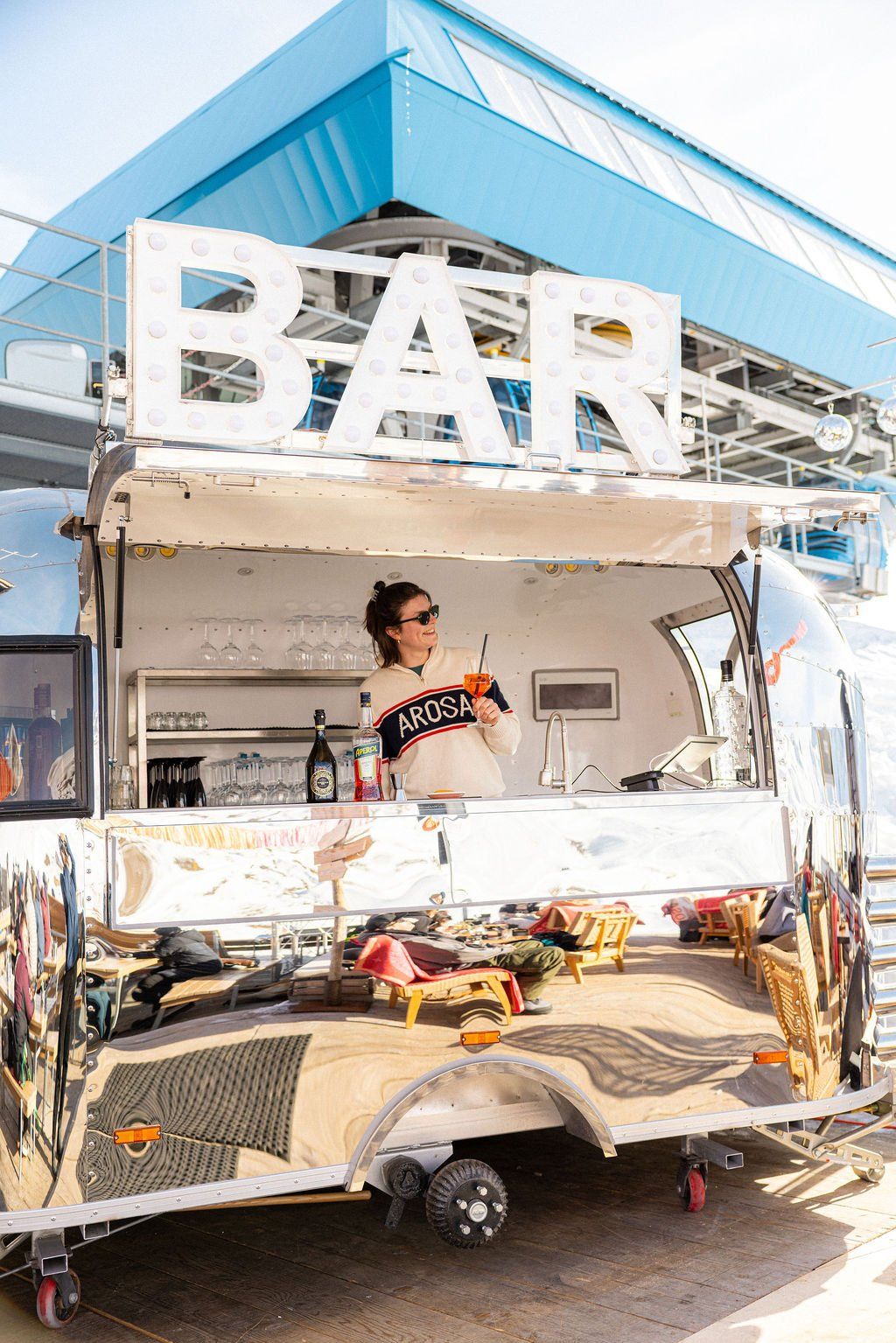 Die Bar der sit hütte im Sonnenschein