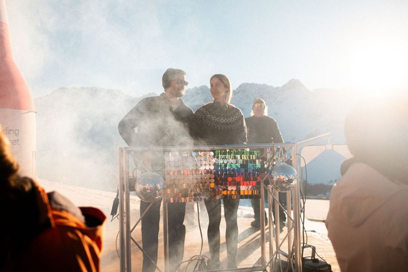 DJ-Set im Rauch vor den verschneiten Bergen