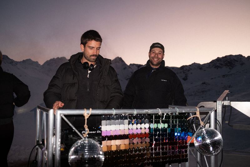 DJs am Pult in der Abenddämmerung