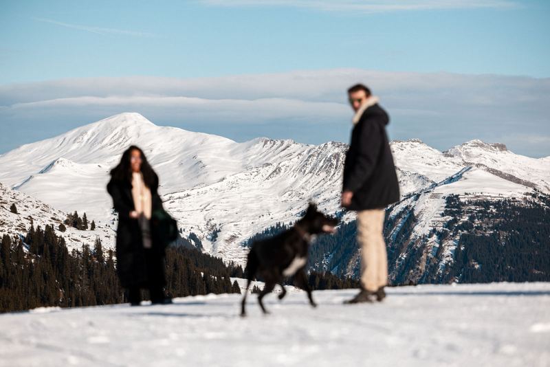 Paar mit Hund vor dem Bergpanorama